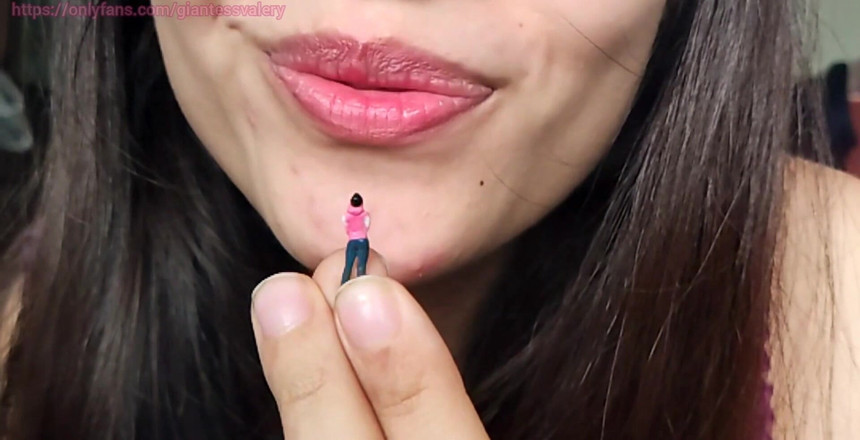 Giantessvalery: M-am plictisit, am găsit o mică strecurându-mă... Mă voi juca...