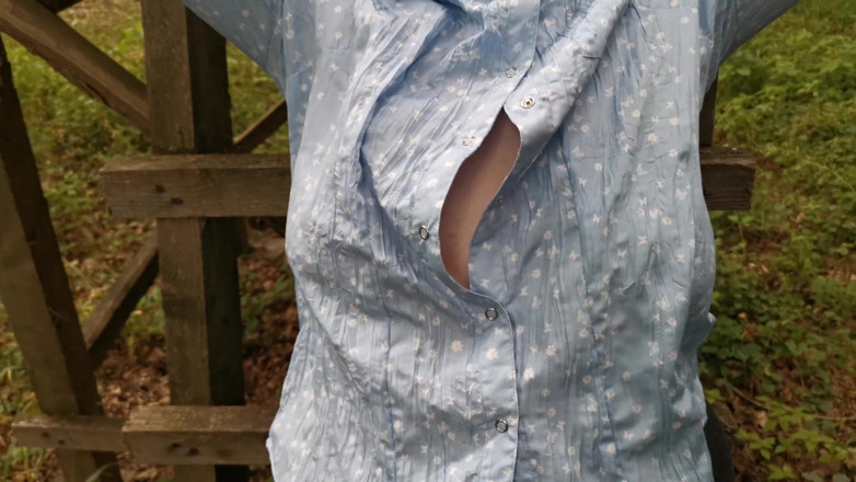 Bouncy Tits Action: Tittenklatschen in blaue bluse im freien