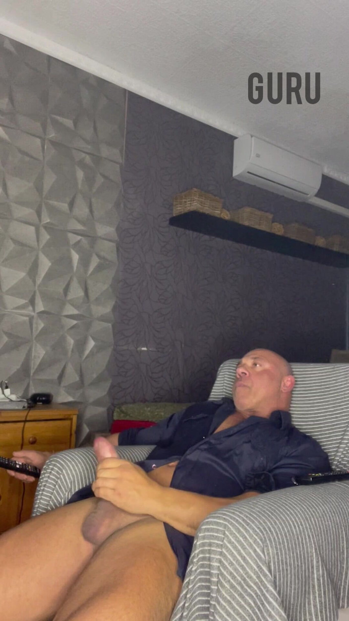 Mr. Guru: 家でソロオニー このシャツ好き