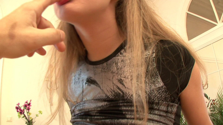 European fresh porn: Kouření v klečení dokončeno s výstřikem do pusy