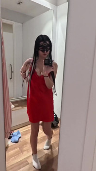 Kamera w przymierzalni! Miła brunetka przymierza bieliznę!
