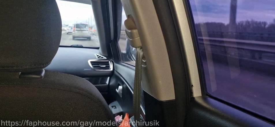 ArchiRusik: मैंने पीछे कीसीट में एक यात्री को लंड हिलाते हुए पकड़ा और मैंने उसके लिए चुदाई की, उसे हाईवे पर छोड़ दिया