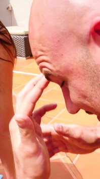 Seks bertiga panas di mana Aidra Fox dan Keisha Grey mengambil boner tebal besar!