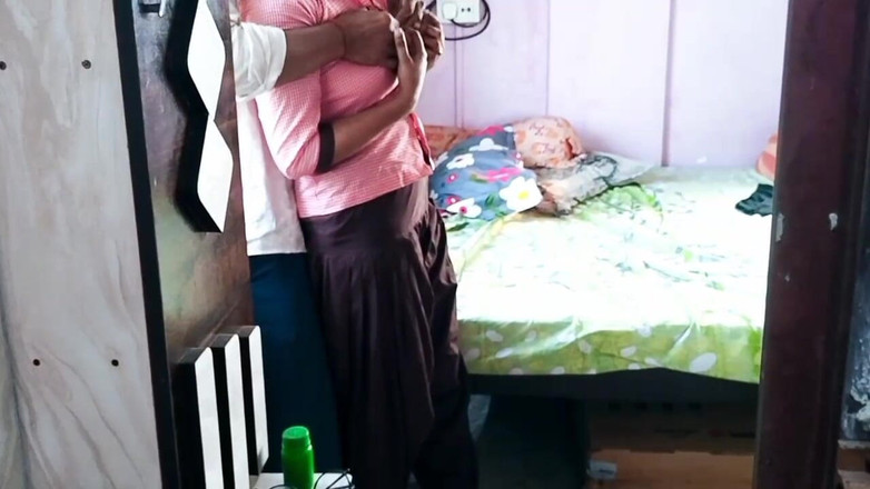 Fantacycutting: 来上课的男孩和女孩都忙于悄悄地做爱。