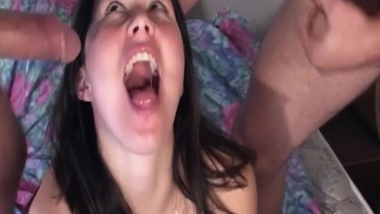 THAGSON 18+: O mamă sexy brunetă matură se fute pe două pule înainte...