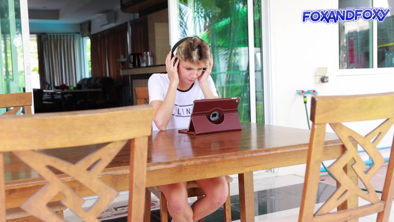 Lisa Fox AKA Foxy: Anál, creampie a sperma na obličej se 2 dvojčaty z krátkých...