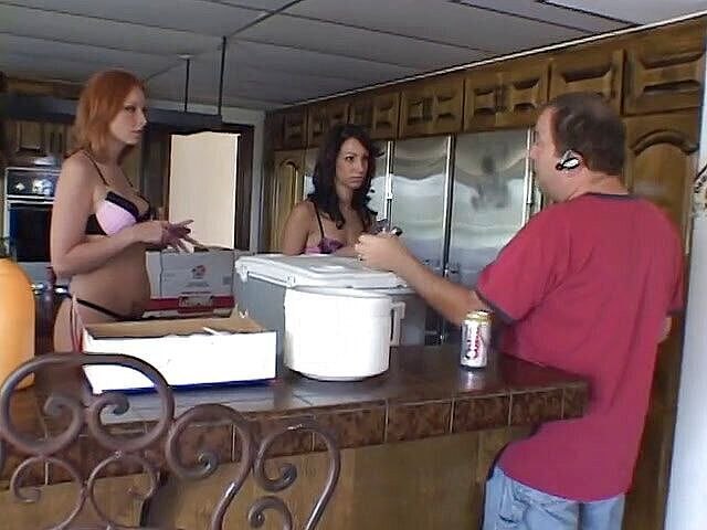 Girls Allowed: Çarpıcı güzeller kamera arkası lezbiyen eğlencesi yapıyor