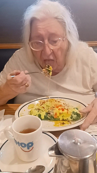 BBW nurse Vicki adventures with friends: Macocha i ja jemy śniadanie