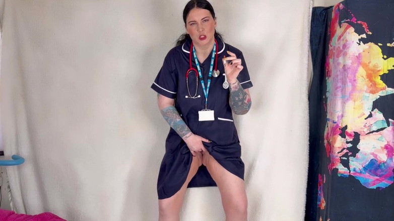 MissFFW: Krankenschwester Ffw würgt für eine Zigarette und einen pissen