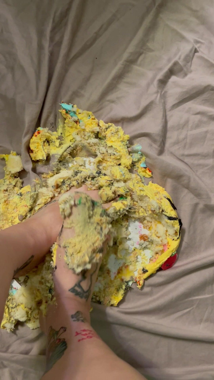 CherryBombBomb: Smashing cake met mijn schattige voeten