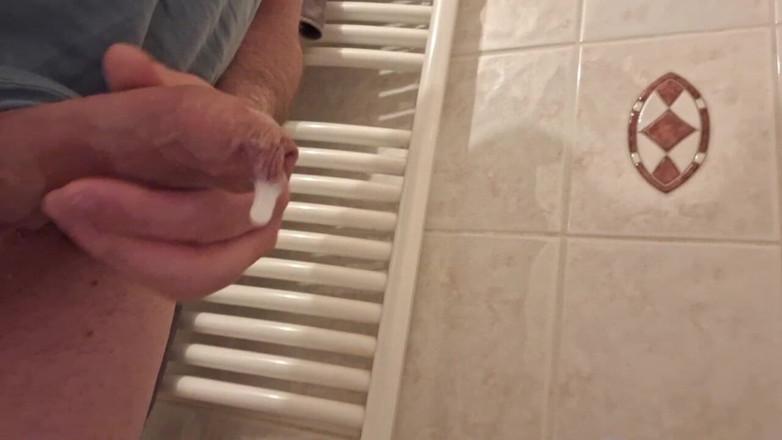 Sebastien D: बाथरूम में स्खलन