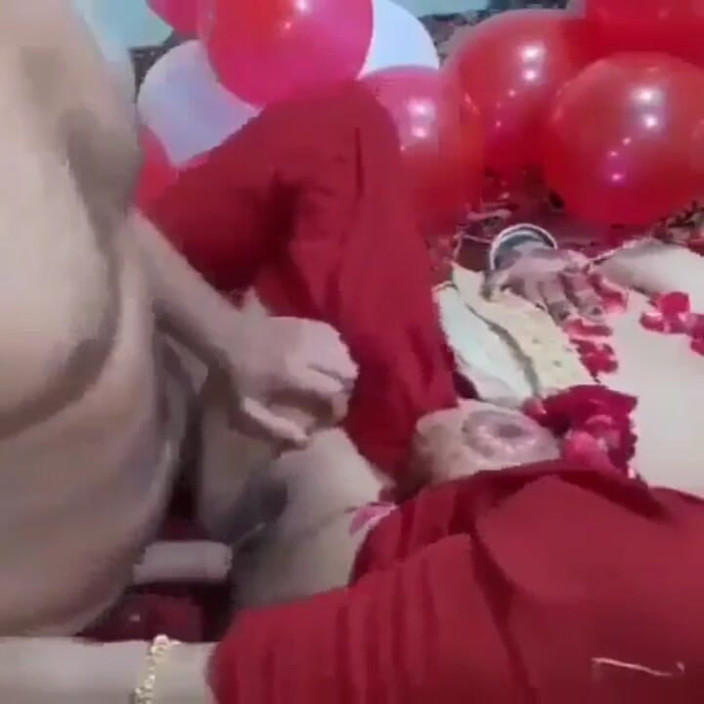 Teensex: 섹스 후 정액으로 뒤덮인 새로운 신부 Rita Love