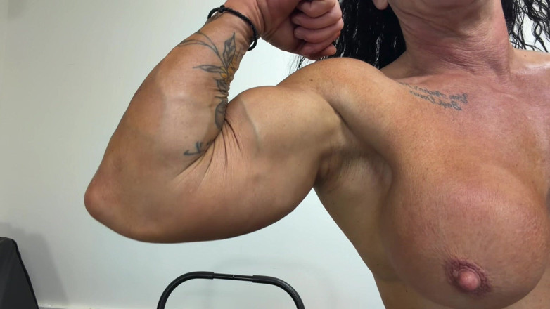 Kandylegsxxx: Kandy Pumps up and Demands Your Nasty Nut