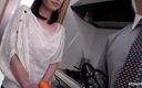 Full porn collection: Japonesa milf Satomi persuadida en la cocina del coño peludo...