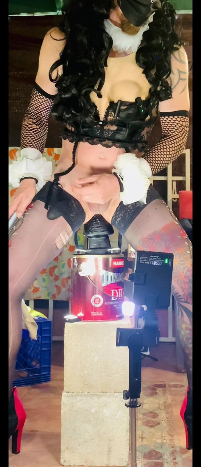 Benito414: महिलाओं का बॉय सेक्सी अधोवस्त्र बड़े काले डिल्डो की सवारी कर रहा है