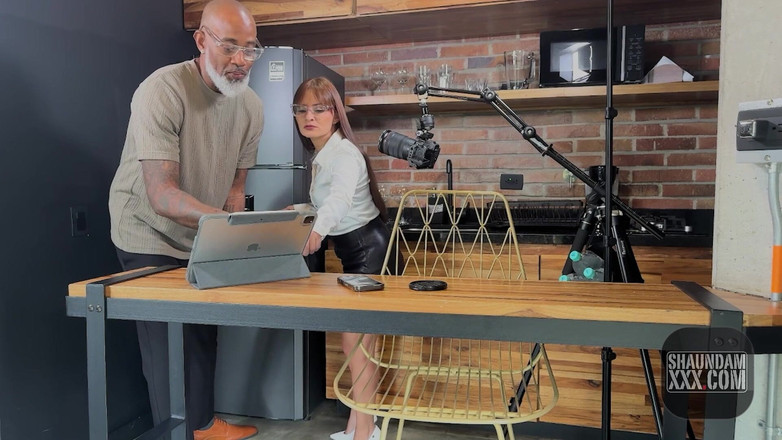 Shaundam: Dietro le quinte la segretaria seduce il capo