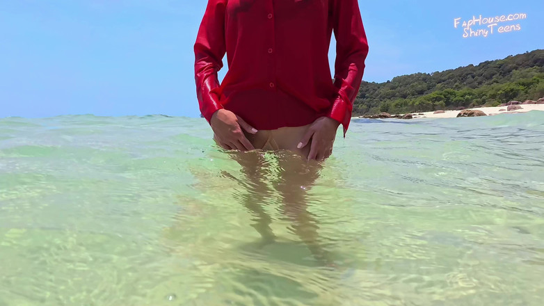 Shiny teens: 910 em meia-calça debaixo d'água