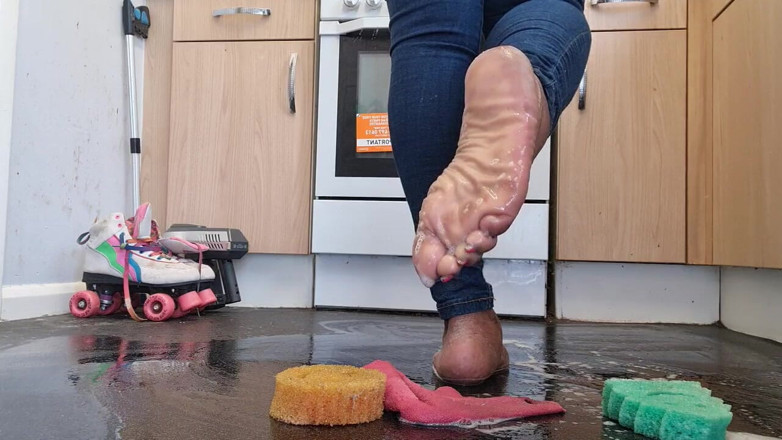 Simp to my ebony feet: Rengöringsgolv med smutsiga fötter