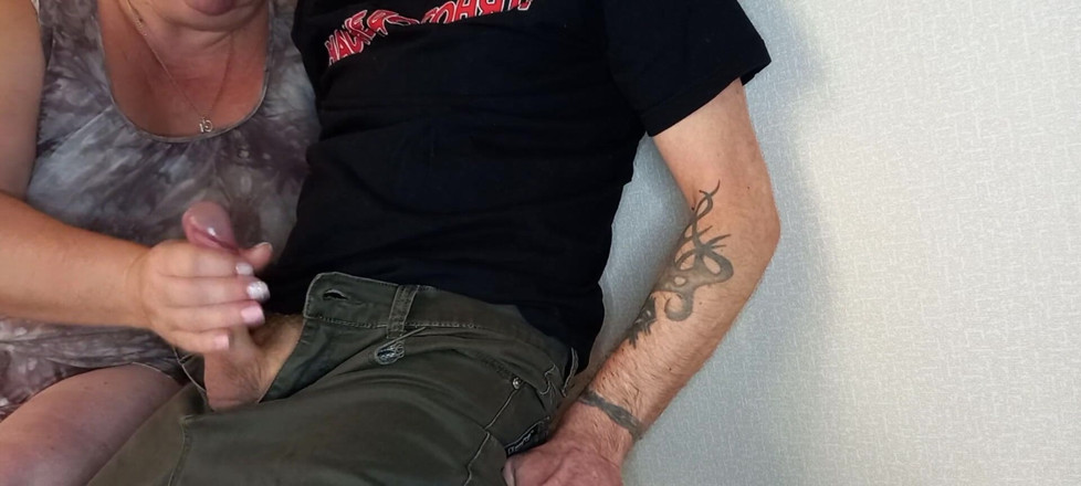 Zona901: A woman saw my cock and jerks it off