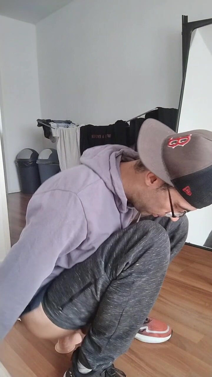 Roommate Jermain: इन्डोनेशियाई लड़के का डिल्डो से छुटकारा