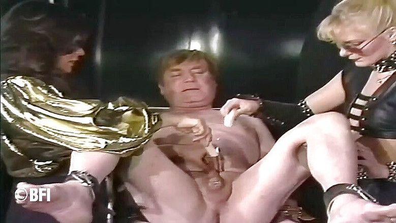 Femdom Bitches: Otrok zvyklý na své dvě milenky