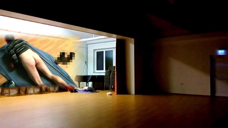 Mark Hannes: Szybka ryzykowna masturbacja garbu w Sali Muzycznej