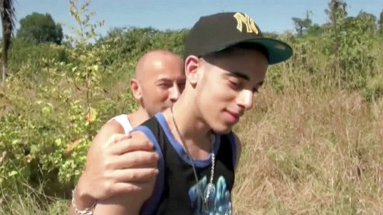 Gaybareback: Fucked przez 2 xxl kutas w exhib foresta