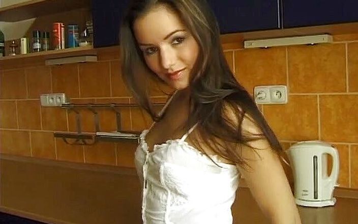 Flash Model Amateurs: Stunning teen with a hot body shows off her pussy
