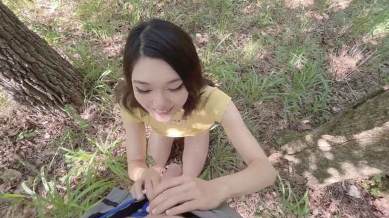 Petite creampie Asian Cumdump sluts: Meio-irmã asiática me chupa lá fora na floresta