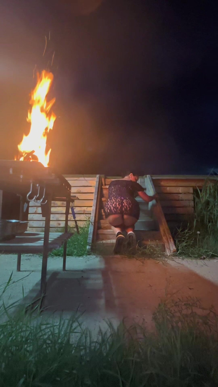 MilfyCalla: Schodiště Škádlení Ohněm - Čirý Top, Tanga a Pomalý Tanec