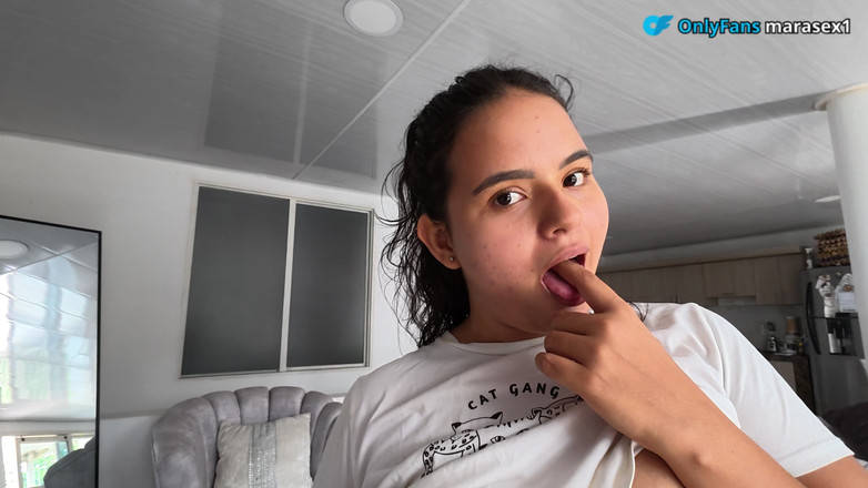 MaRaSexx: Colegul meu de apartament mă înregistrează și mă fute!
