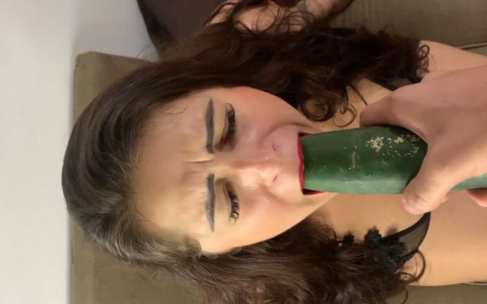 Camila Vegas: Thử trái cây tôi tham gia trò chơi nghịch ngợm...