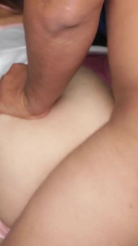 Moja przyrodnia siostra zerżnięta na kanapie połyka całą spermę i czyści mojego kutasa językiem