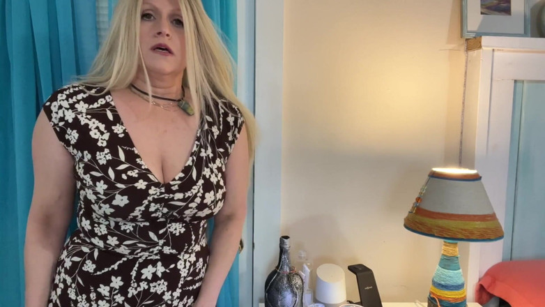 TabithaXXX: 継母はパンティーの引き出しを管理するために義理の息子を縮小します