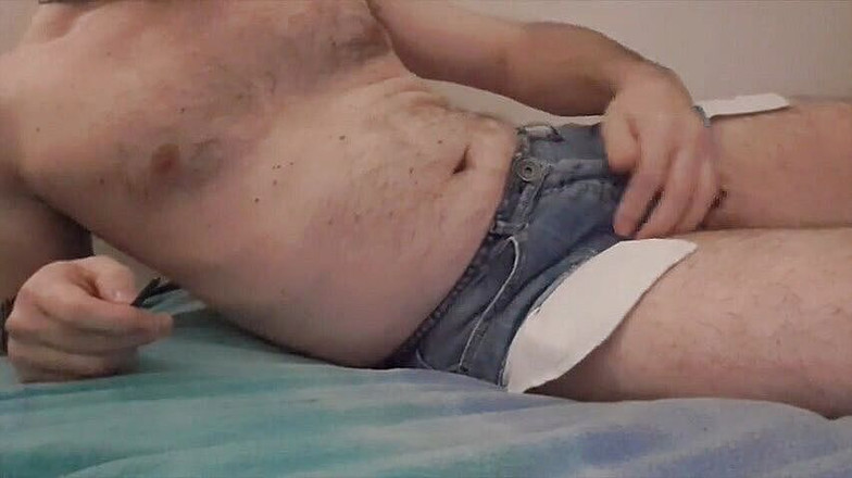 Dee Bon: Tubuh ayah tiri dan seluar pendek seksi