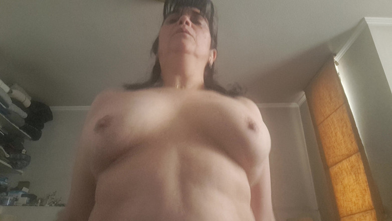 Mommy big hairy pussy: Cavalcando con le tette tremanti