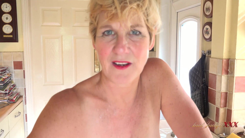 Aunt Judy's XXX: Judysxxx - Dona de casa peituda madura chupa seu pau na...