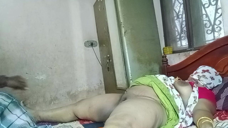 Tamil Anti Uma: 我去了我继嫂家，但我的继兄弟不在家，所以我和她玩得很开心