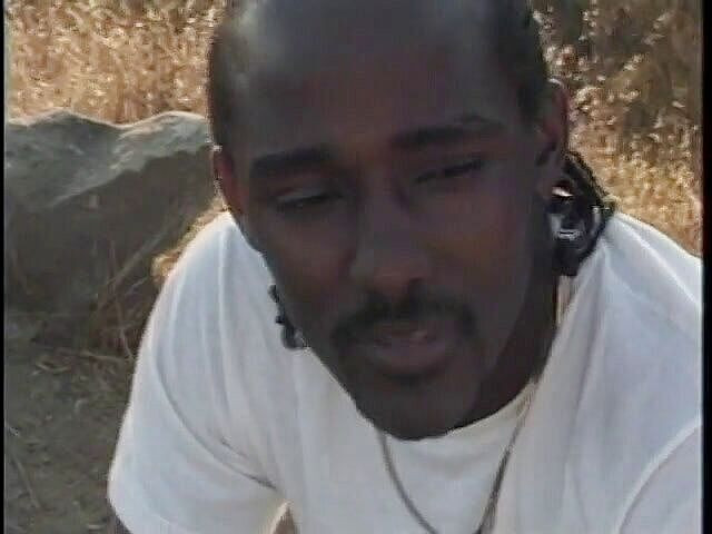 Best Butts: mörkhyad MILF med små bröst blir dubbel penetrerad i toaletten