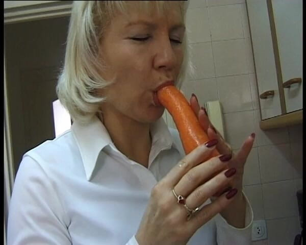 YOUR FIRST PORN: Housewife Susanne Alone at Home - Fresh Vegetables Are Healthy
