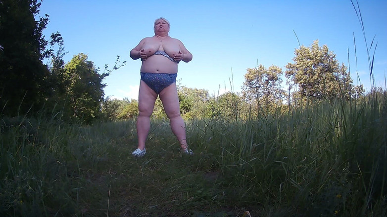 Zona901: Üvey anne parkta soyunuyor ve herkesin önünde işiyor