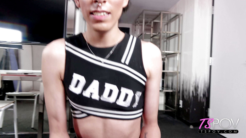 Pure TS and Becoming Femme: 淫荡的啦啦队长吮吸鸡巴