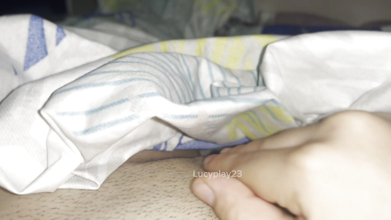 Lucyplay: 寝る前によく自慰行為をする