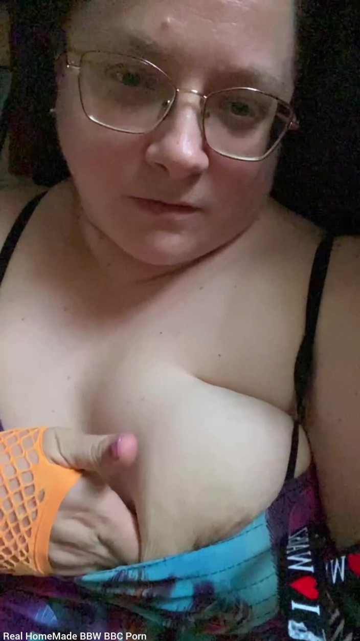 Real homemade BBW BBC porn: Cewek sange ini lagi asik ngusap toketnya sambil ngusap toketku...
