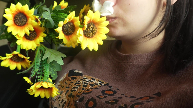AmayaMori: Sneezing Fit in the Car My Plastic Flower Allergy Reaction