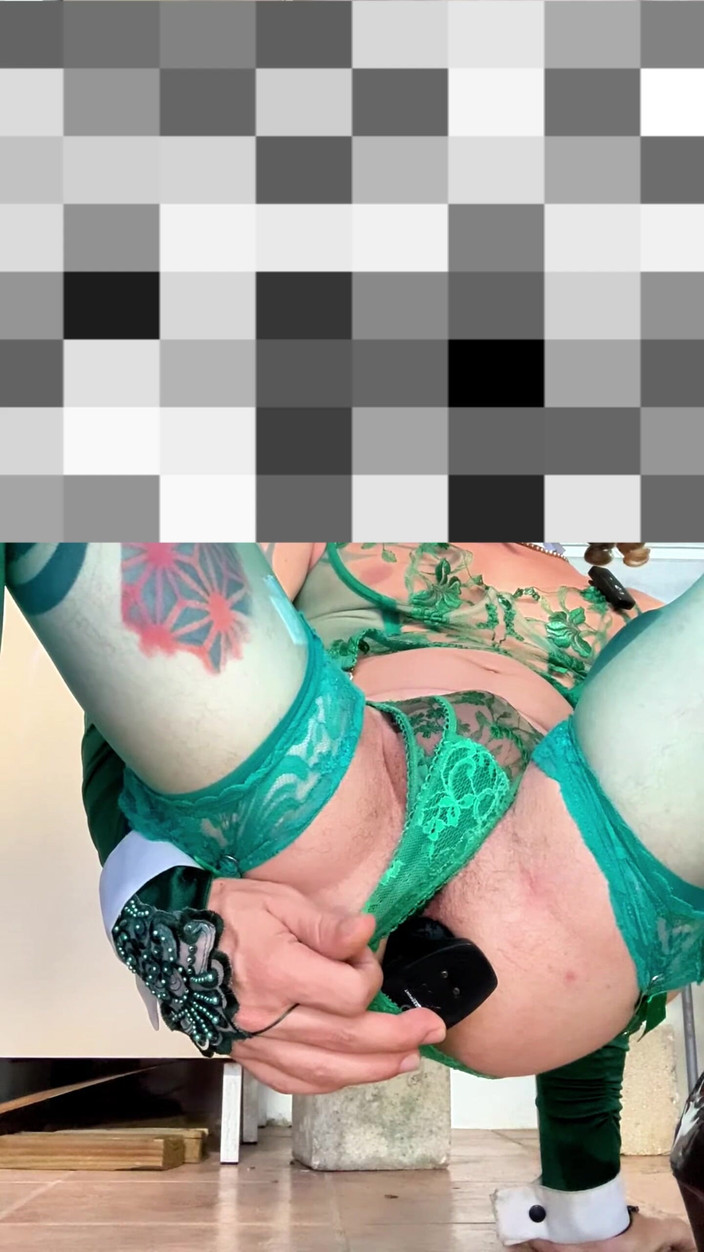 Benito414: Netter femboy, sehr sexy strumpf-dessous, zeigt sein höschen draußen