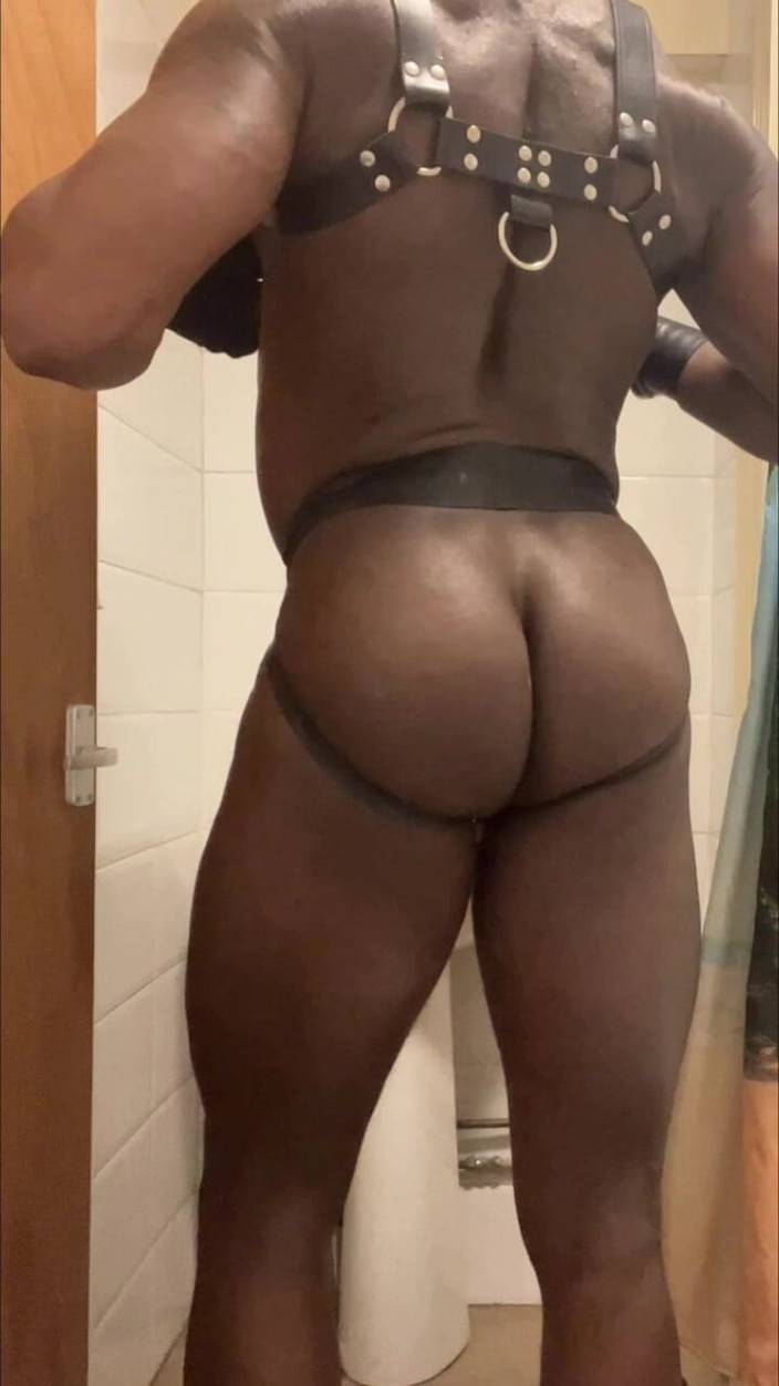 XXL black muscle butt: Sexy schwarzer bodybuilder, leder &amp; latex-hintern-show