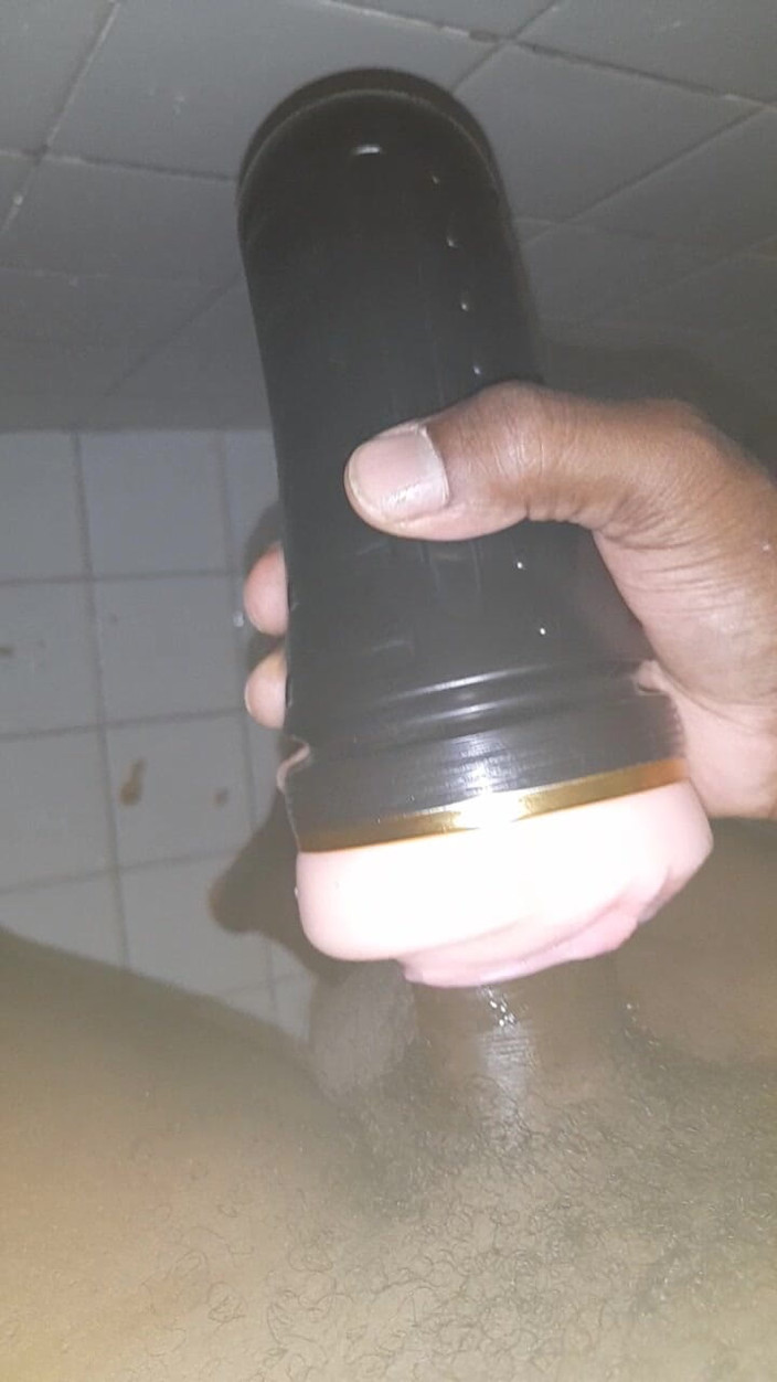 Black guy: S9 E10 mastürbasyon yapıyor