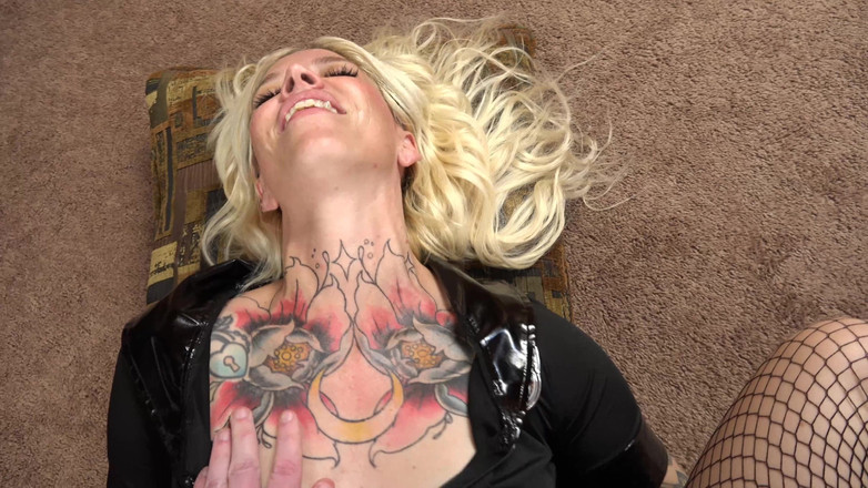 ChickPass Amateurs: Officer Jones får sitt DNA-prov från sperma