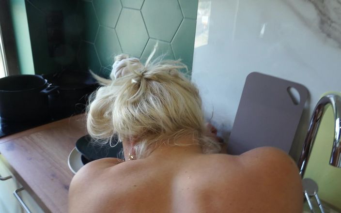 LoveHomePorn: Tetona rubia milf follada en la cocina
